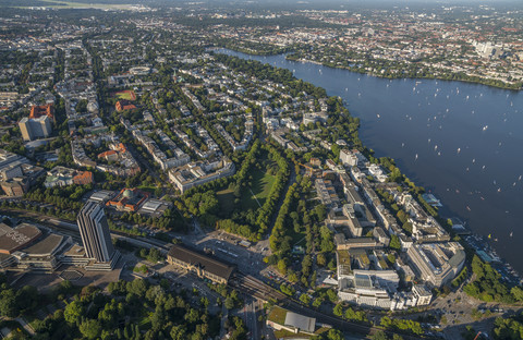 Deutschland, Hamburg, Luftbild von Rotherbaum mit Außenalster, lizenzfreies Stockfoto