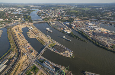Deutschland, Hamburg, Luftaufnahme des Hafens mit Elbbrücken - PVCF00984
