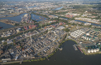 Deutschland, Hamburg, Luftaufnahme eines Industriegebiets am Hafen - PVCF00997