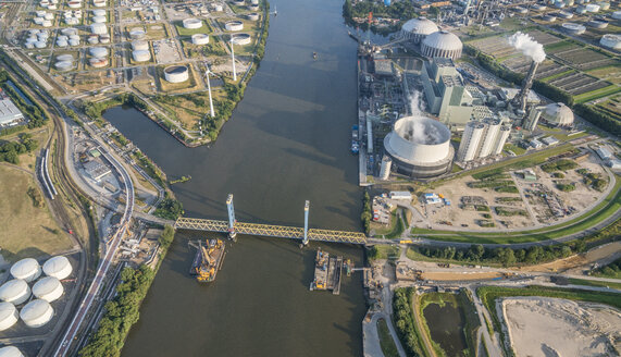 Deutschland, Hamburg, Luftaufnahme eines Industriegebiets am Hafen - PVCF00998