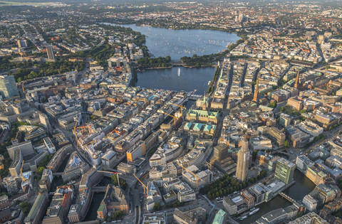 Deutschland, Hamburg, Luftbild des Bezirks Mitte mit Alster, lizenzfreies Stockfoto