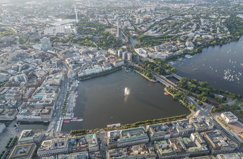 Deutschland, Hamburg, Luftaufnahme der Binnenalster am Abend, lizenzfreies Stockfoto