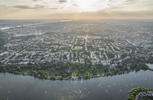 Deutschland, Hamburg, Luftaufnahme der Außenalster am Abend - PVCF01018