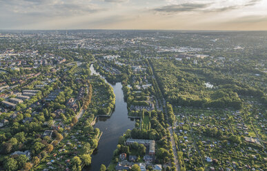 Deutschland, Hamburg, Luftbild des Stadtteils Alsterdorf mit Naturschutzgebiet Eppendorfer Moor - PVCF01023