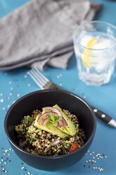 Bowl of Quinoa tricolore with avocado, red onion, tomatoes and flat leaf parsley - YFF00642
