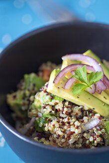 Schüssel mit Quinoa tricolore mit Avocado, roten Zwiebeln, Tomaten und glatter Petersilie - YFF00643