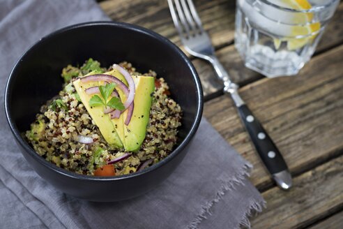 Schüssel mit Quinoa tricolore mit Avocado, roten Zwiebeln, Tomaten und glatter Petersilie - YFF00645