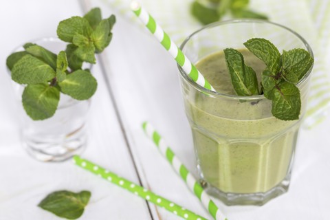 Glas grüner Smoothie garniert mit Minzblättern, lizenzfreies Stockfoto