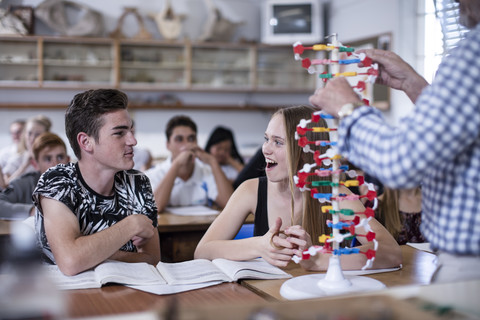 Lehrer mit DNA-Modell und Schüler im Unterricht, lizenzfreies Stockfoto