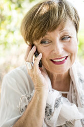 Porträt einer älteren Frau am Telefon - WESTF22666