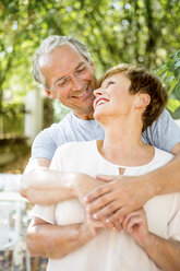 Porträt eines glücklichen älteren Paares im Freien - WESTF22688