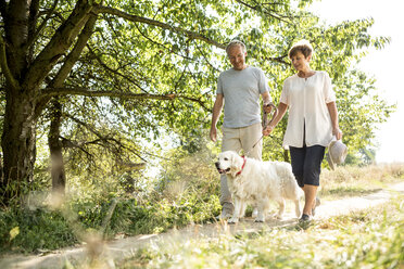 Älteres Paar geht mit Hund spazieren - WESTF22705