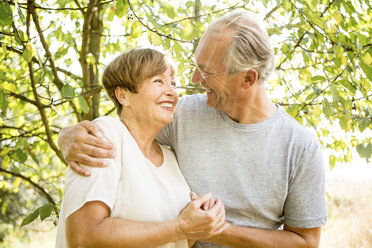 Glückliches älteres Paar, das sich im Freien umarmt - WESTF22707