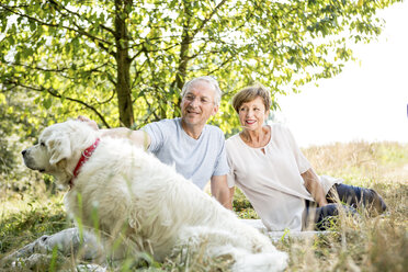 Seniorenpaar mit Hund auf der Wiese - WESTF22714