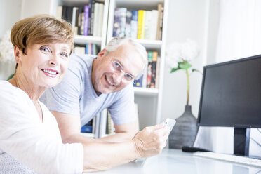 Älteres Paar am Schreibtisch mit digitalem Tablet - WESTF22732