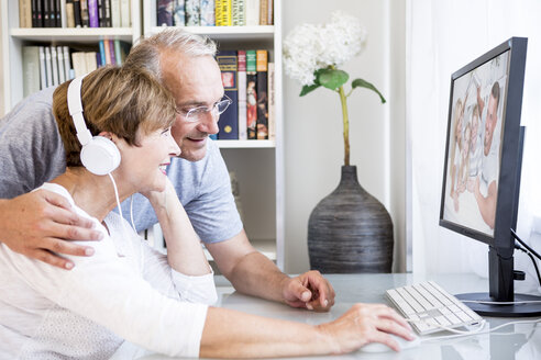 Älteres Ehepaar am Schreibtisch, das eine Videokonferenz mit seiner Familie abhält - WESTF22736