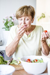 Ältere Frau in der Küche bereitet Salat zu - WESTF22757