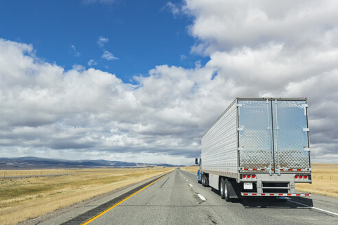 USA, Wyoming, Albany County, Truck on Interstate 80 - FOF08846