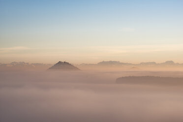 Deutschland, Baden-Württemberg, Landkreis Konstanz, Hegau, Vulkanlandschaft und Nebel - ELF01830