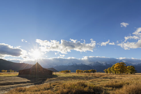 USA, Wyoming, Grand Teton National Park, Jackson Hole, T. A. Moulton Barn vor der Teton Range - FOF08849