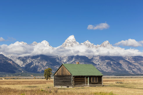 USA, Wyoming, Grand Teton National Park, Jackson Hole, Blockhaus mit Kathedralengruppe - FOF08850