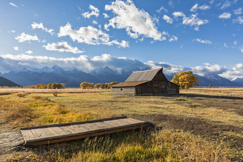 USA, Wyoming, Grand Teton National Park, Jackson Hole, T. A. Moulton Barn vor der Teton Range - FOF08851