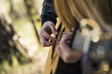 Hände einer Gitarre spielenden Frau - KKAF00416