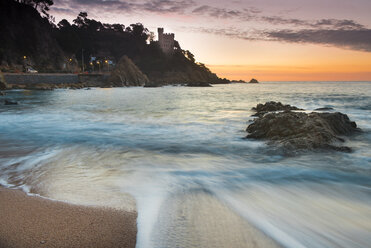 Spanien, Costa Brava, Lloret de Mar, Blick vom Strand zum Castillo de los Plaja bei Sonnenaufgang - SKCF00250