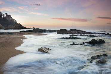 Spanien, Costa Brava, Lloret de Mar, Blick vom Strand zum Castillo de los Plaja bei Sonnenaufgang - SKCF00251