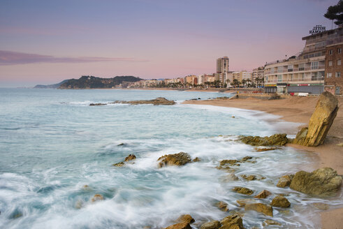 Spanien, Costa Brava, Lloret de Mar, Strand bei Sonnenaufgang - SKCF00252