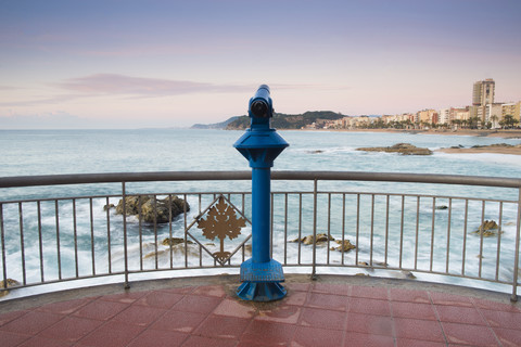 Spanien, Costa Brava, Lloret de Mar, Aussichtspunkt mit münzbetriebenen Ferngläsern bei Sonnenaufgang, lizenzfreies Stockfoto