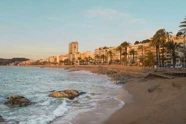 Spanien, Costa Brava, Lloret de Mar, Blick auf die Strandpromenade bei Sonnenaufgang - SKCF00256