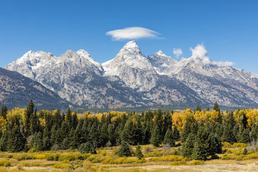 USA, Wyoming, Rocky Mountains, Grand Teton National Park, Cathedral Group und Snake River - FOF08861