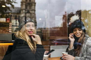 Frankreich, Paris, zwei Freunde sitzen in einem Café nahe der Kathedrale Notre Dame - MGOF02976