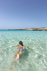 Spanien, Menorca, Talaier Strand, Mädchen schnorcheln - MGOF02977