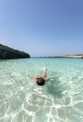 Spanien, Menorca, Talaier Strand, Mädchen schnorcheln - MGOF02978