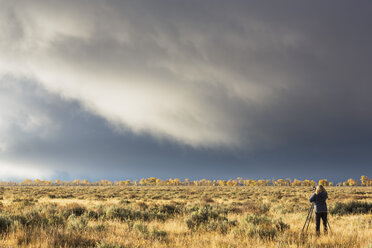 USA, Wyoming, Rocky Mountains, Grand Teton National Park, Frau fotografiert die Landschaft - FOF08874
