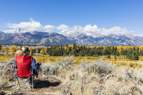 USA, Wyoming, Rocky Mountains, Grand Teton National Park, Snake River, Cathedral Group, Frau genießt Aussicht auf Teton Range - FOF08875