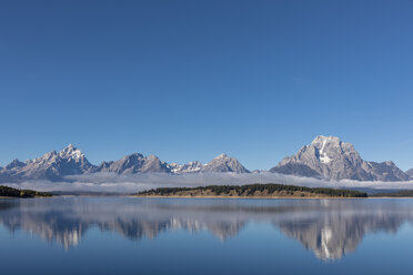 USA, Wyoming, Rocky Mountains, Teton Range, Grand Teton National Park, Jackson Lake im Morgennebel - FOF08880