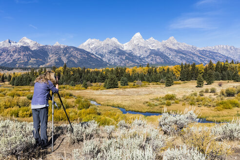 USA, Wyoming, Rocky Mountains, Grand Teton National Park, Snake River, Cathedral Group, Frau fotografiert Teton Range - FOF08883