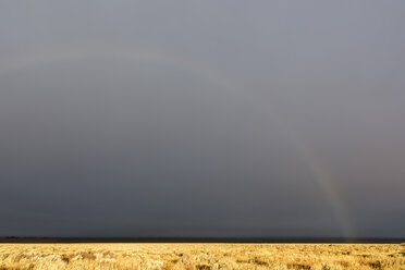 USA, Wyoming, Rocky Mountains, Grand Teton National Park, Regenbogen in stürmischem Himmel - FOF08884