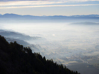 Italien, Umbrien, Gubbio, Sonnenaufgang auf dem Lande im Winter - LOMF00507