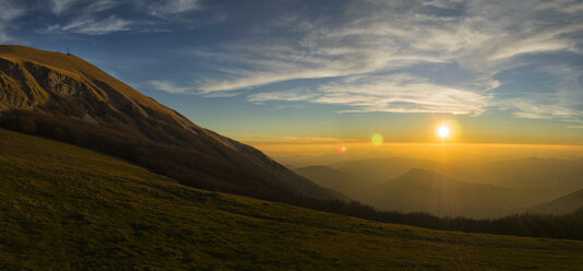 Italien, Marken, Monte Catria im Winter bei Sonnenuntergang - LOMF00510