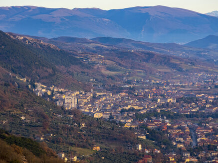 Italien, Umbrien, Gubbio, Luftaufnahme der Stadt bei Sonnenuntergang - LOMF00511