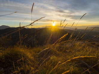 Italien, Umbrien, Gubbio, Blick auf die Sibillini-Berge bei Sonnenaufgang - LOMF00513