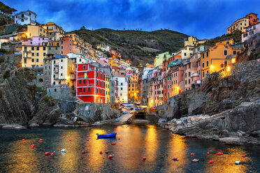 Italien, Cinque Terre, Blick auf Riomaggiore bei Sonnenaufgang - YRF00153