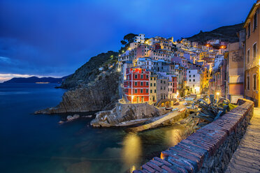 Italien, Cinque Terre, Blick auf Riomaggiore bei Sonnenaufgang - YRF00154