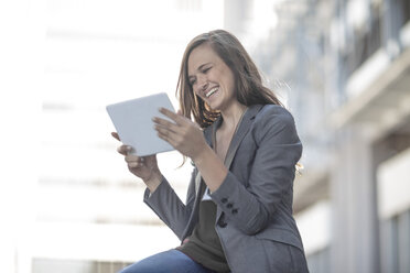 Junge lachende Frau mit digitalem Tablet - ZEF12837