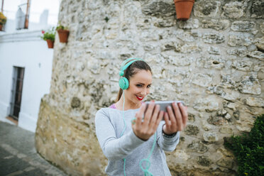 Young woman weith headphones taking selfies - KIJF01233