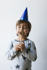 Porträt eines kleinen Jungen mit Lutscher und blauem Partyhut - VABF01143